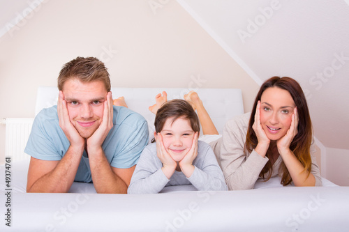 Photo: lachende familie im bett lachende familie im bett