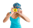 Endlich Urlaub - Frau schießt Urlaubsfotos