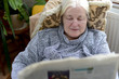Seniorin beim lesen