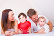 glückliche familie zuhause im bett