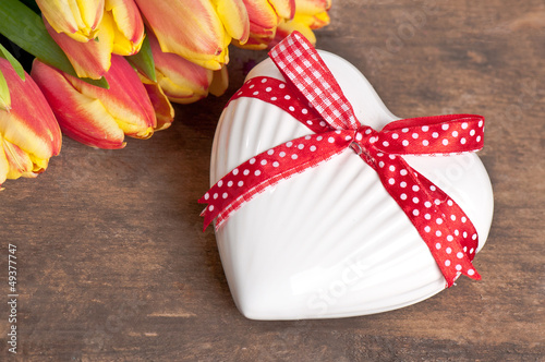 Photo: weisses Herz mit Tulpen weisses Herz mit Tulpen