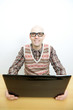 Lachender Nerd am Laptop