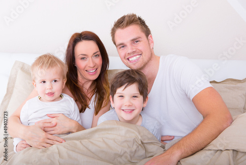 Photo: glückliche familie zu hause im bett glückliche familie zu hause im bett