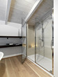 box doccia nel bagno moderno in mansarda