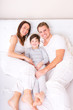 familie im bett lachend