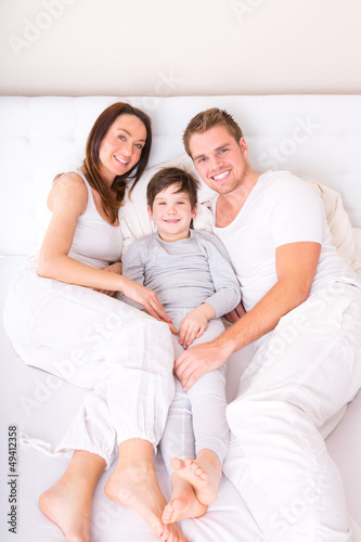 Photo: familie im bett lachend familie im bett lachend