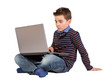 Foto: Konzentrierter Junge - Kind mit Notebook-Laptop auf dem Schoß Konzentrierter Junge - Kind mit Notebook-Laptop auf dem Schoß