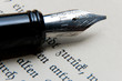 Stift und altes Buch