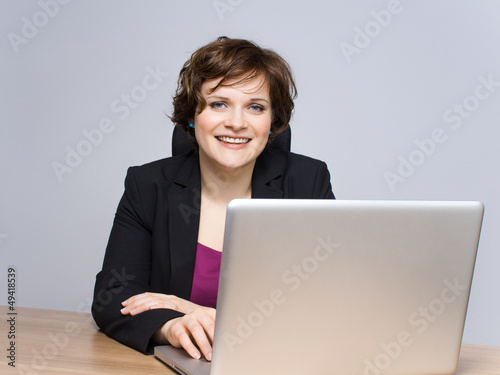 Photo: Junge Frau am Computer Junge Frau am Computer