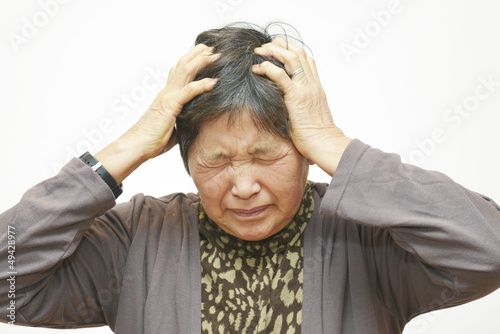 Photo: 頭を抱え込む女性 頭を抱え込む女性