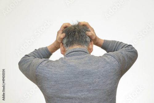 Photo: 頭を抱え込む男性 頭を抱え込む男性