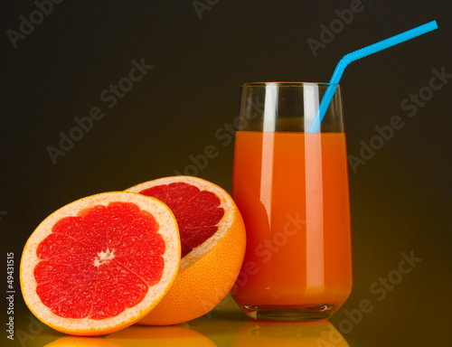 Photo: Delicious grapefruit juice in glass and grapefruit next to it Delicious grapefruit juice in glass and grapefruit next to it