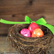 Osternest vor Holzhintergrund