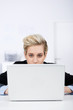 frau am laptop schaut genervt