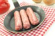 Salsiccia in einer Pfanne auf einer Serviette