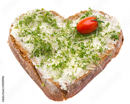 Photo: Kressebrot in Herzform mit Tomate Kressebrot in Herzform mit Tomate