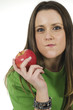 Manzana y mujer aisladas en fondo blanco