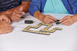 Hände von Senioren beim Dominospiel