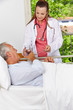 Senior in Klinik nimmt Medikamente