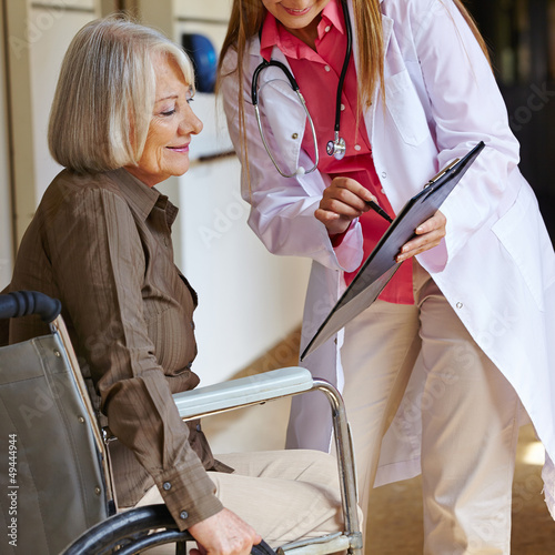 Photo: Krankenschwester bittet Seniorin um Unterschrift Krankenschwester bittet Seniorin um Unterschrift