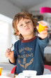 Enfant qui mange