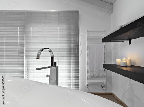 Photo: dettaglio della vasca da bagno in un bagno moderno dettaglio della vasca da bagno in un bagno moderno