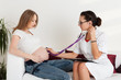 Foto: Pregnant woman and doctor. Pregnant woman and doctor.