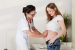 Foto: Pregnant woman and doctor.. Pregnant woman and doctor..