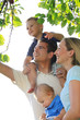 Photo: Junge Familie unter einem Baum Junge Familie unter einem Baum