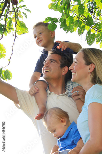 Photo: Junge Familie unter einem Baum Junge Familie unter einem Baum
