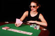 Frau spielt Poker
