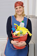 Junge Frau mit Putzeimer