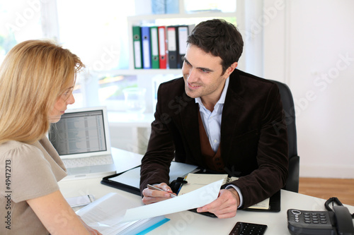 Photo: Woman meeting lawyer to set up her own business Woman meeting lawyer to set up her own business