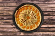 Foto: Tarte pomme abricots, fond bois Tarte pomme abricots, fond bois