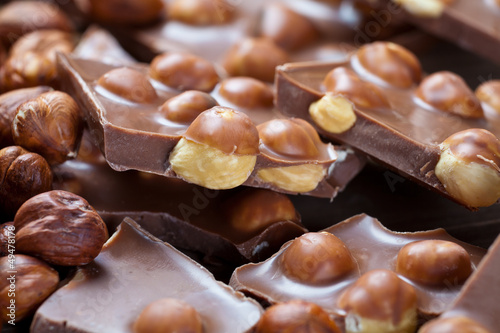 Photo: Schokolade mit ganzen Haselnüssen Schokolade mit ganzen Haselnüssen