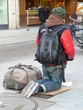 Homme faisant la manche dans la rue