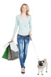 frau geht mit  mops shoppen