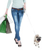 frau geht mit  mops shoppen