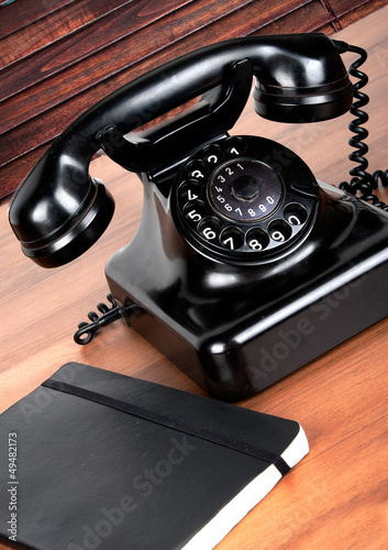 Photo: Vieux téléphone noir. Vieux téléphone noir.
