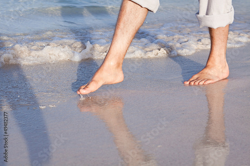 Photo: barfuß spazieren im sand am strand im urlaub barfuß spazieren im sand am strand im urlaub