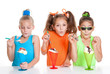 Foto: children eating icecream sundae treats children eating icecream sundae treats