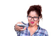 Jeune femme avec une télécommande.