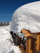 verschneite hütte in den bergen