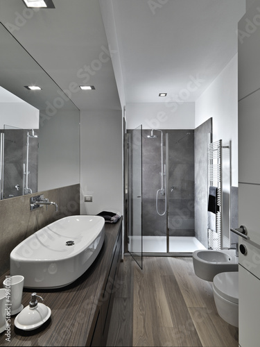 Photo: bagno moderno con box doccia e parquet bagno moderno con box doccia e parquet