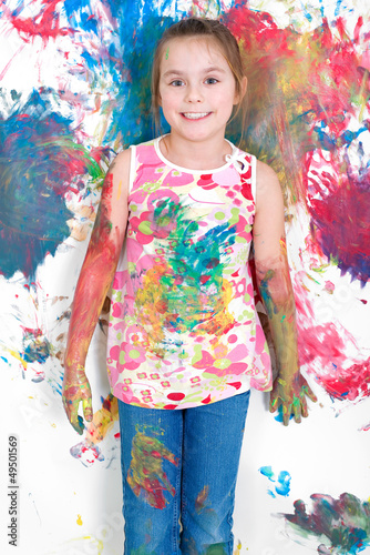 Photo: Mädchen beim Malen mit Fingerfarben Mädchen beim Malen mit Fingerfarben