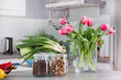 Gesundes aus der Küche - Küche mit Tulpenstrauß