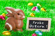 Frohe Ostern! Schoko-Osterhase hat Eier versteckt.