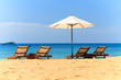 Foto: Sunbeds and umbrella on the beach Sunbeds and umbrella on the beach