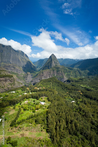 Photo: Habitations au coeur du cirque de Mafate - Réunion Habitations au coeur du cirque de Mafate - Réunion