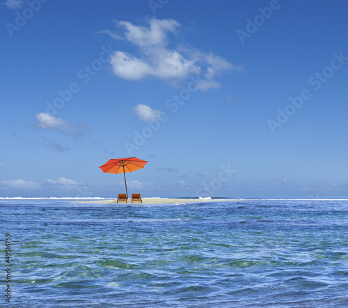 Photo: parasol sur îlot de sable blanc parasol sur îlot de sable blanc